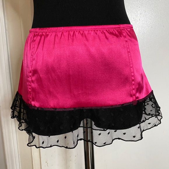 VS Y2K 2007 Sexy Little Things Skirt with 3 tier ruffles in the back and ribbon - Picture 3 of 6